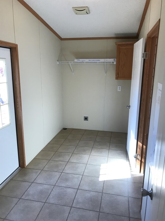 Building Photo - 121 Heien Ct