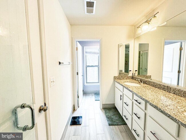 Building Photo - 42462 Dogwood Glen Square