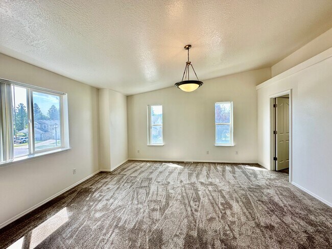 Building Photo - Newly Renovated Expansive Multi story 4 be...