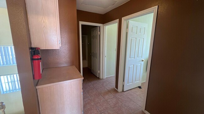 Building Photo - East Palmdale Home