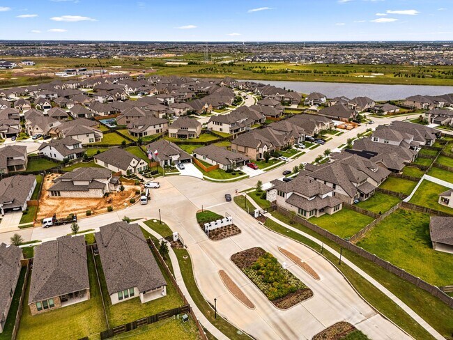 Building Photo - 8711 Hbr Pnes Dr