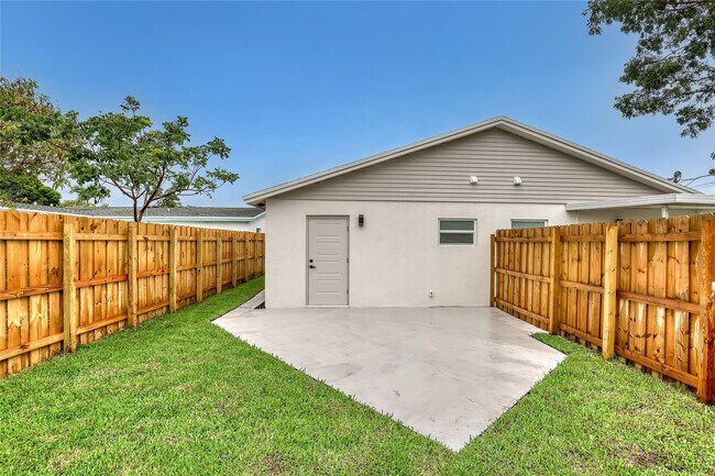 Building Photo - 416 W Mango St