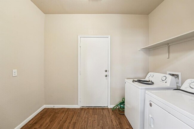 Building Photo - 223 Camellia Dr