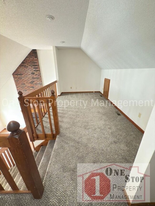 Building Photo - Cozy 2 Bedroom Duplex with Loft & Garage –...