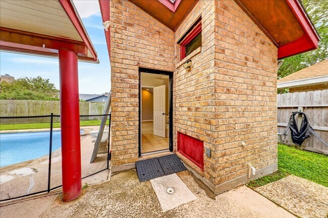 Building Photo - 5025 Romford Dr