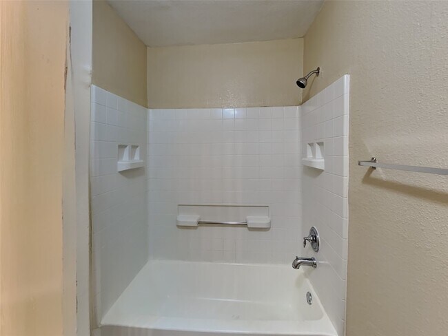 Building Photo - 226 Golden Oak Dr