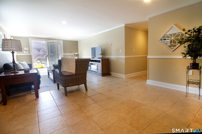 Building Photo - 14 Lake Dr N