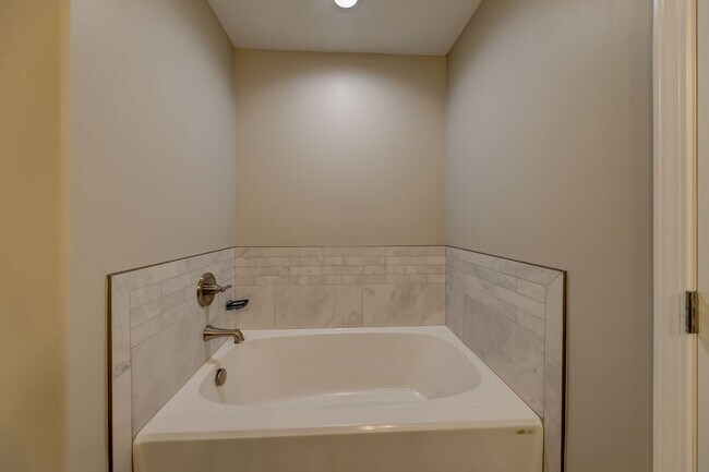 Building Photo - Sharp 3 bed 2 bath with Bonus room and nice fenced yard.