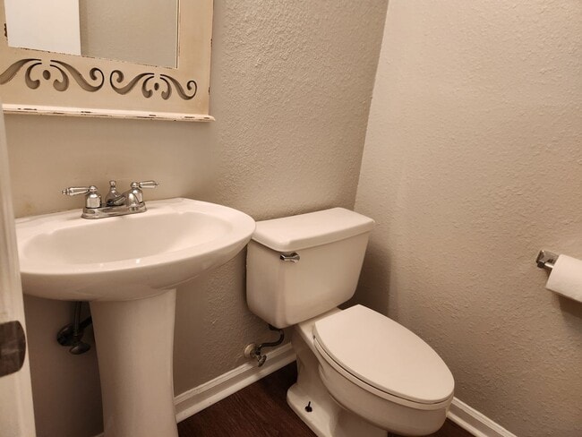 Building Photo - **Available January 1st** 3 Bedroom, 2.5 Bath Town Home