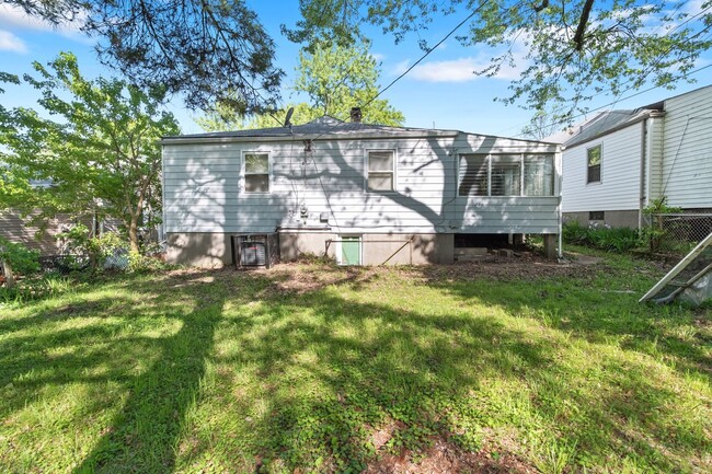Building Photo - 2 bedroom Single Family Home with Fenced i...