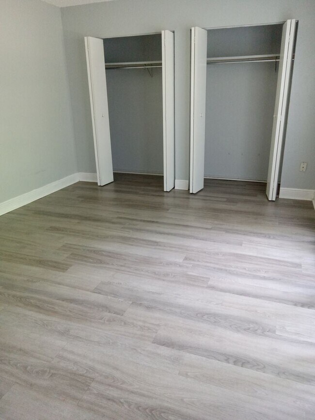 Building Photo - Spacious 1,226 SF Unit - 2 bd / 2 ba near ...