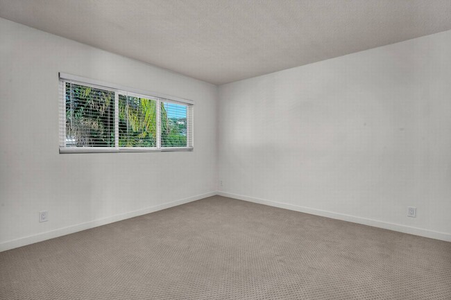 Building Photo - Stunning HUGE Top-floor 2+2 Unit