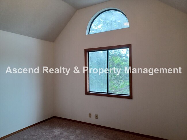 Building Photo - Ready Immediately Summer Lake 3 Bed on Corner Lot, Fenced Yard, Primary Bed on Main Level 1 Small...