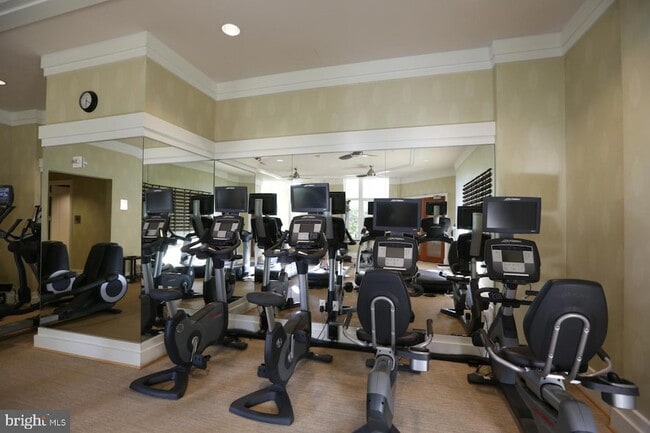 Building Photo - 8220 Crestwood Heights Dr