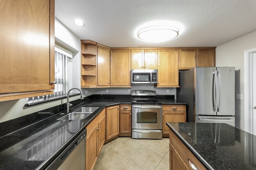 Building Photo - 2505 W Red Fox Rd