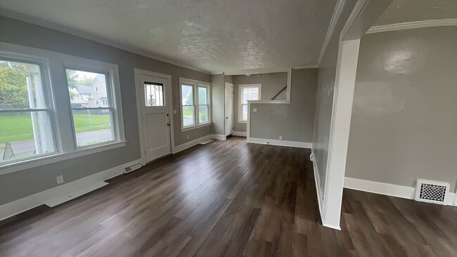 Building Photo - 2040 Wyndhurst Rd
