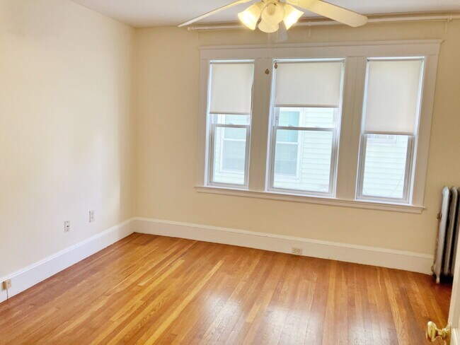 Building Photo - No Broker fee!!! Good credit & Solid incom...