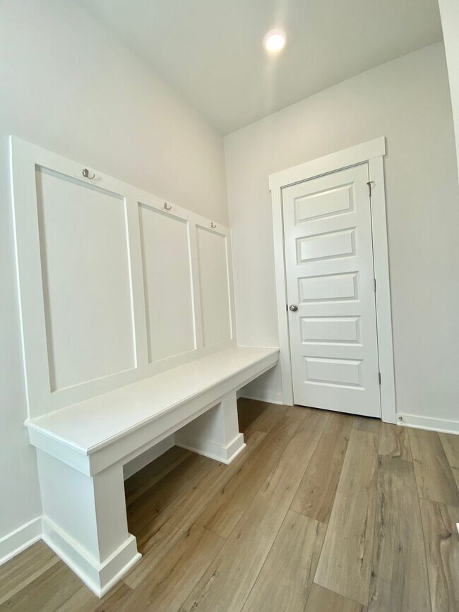 Building Photo - “Modern comfort meets Murfreesboro charm —...