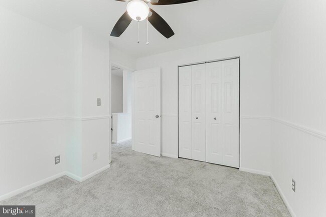 Building Photo - 2725 S Walter Reed Dr