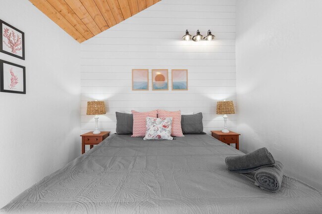 Building Photo - 733 Seacoast Dr