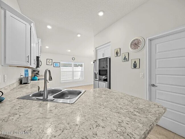 Building Photo - 695 Lantana St
