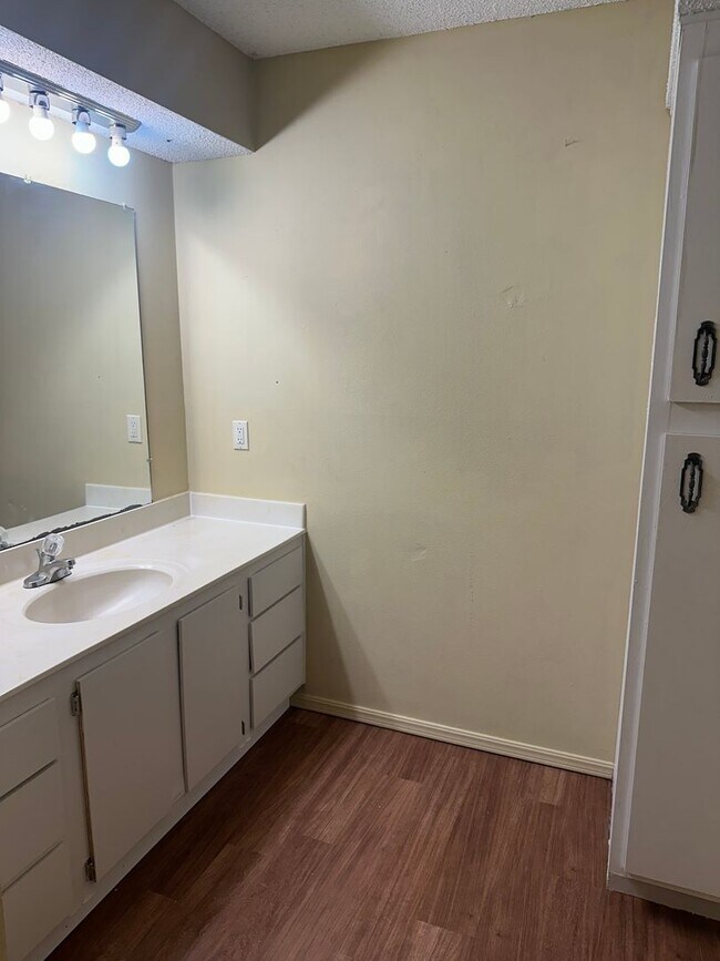 Building Photo - This duplex offers 3 spacious bedrooms, 2....