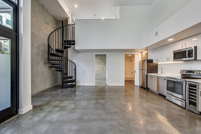 Building Photo - 2 bed/2 bath Loft with Private Patio on Ma...