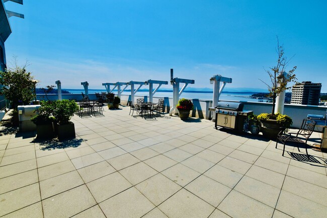 Building Photo - Stunning Belltown Penthouse w/ Ocean Views