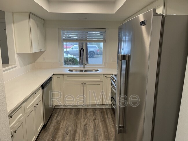 Building Photo - 4292 Meadowbrook Ct NE