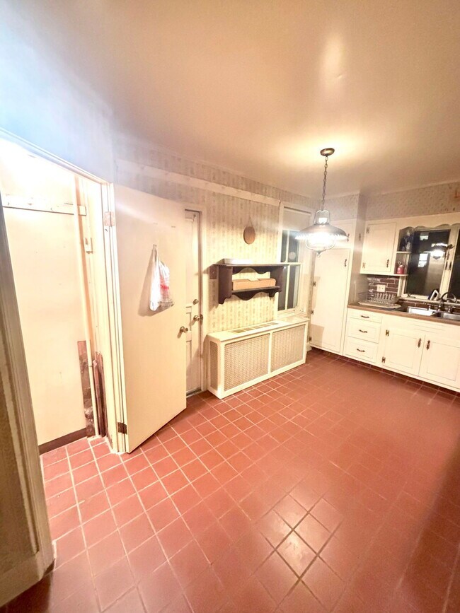 Building Photo - 627 4th St