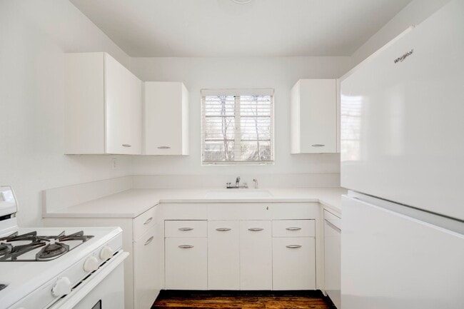 Building Photo - J07