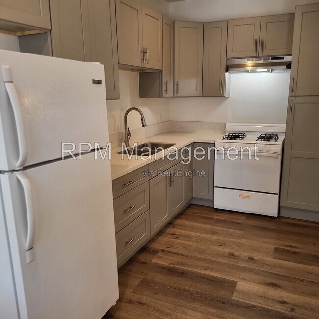 Building Photo - 831 1/3 N Formosa Ave