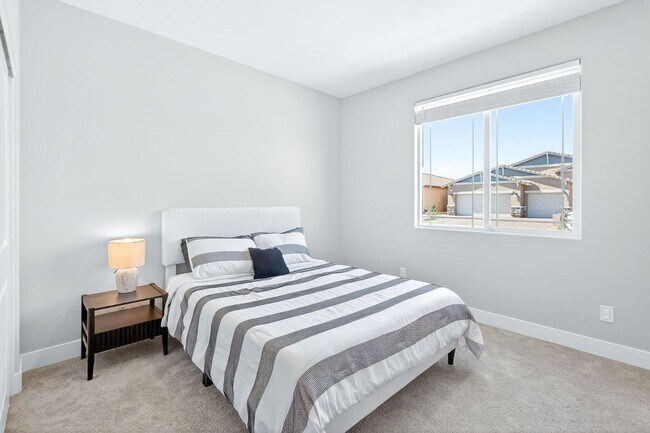 Building Photo - 1024 Saker Falcon Dr