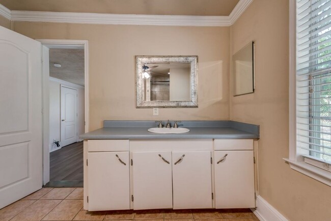 Building Photo - Beautifully Renovated 2 Bed 2 Bath - Deep-...