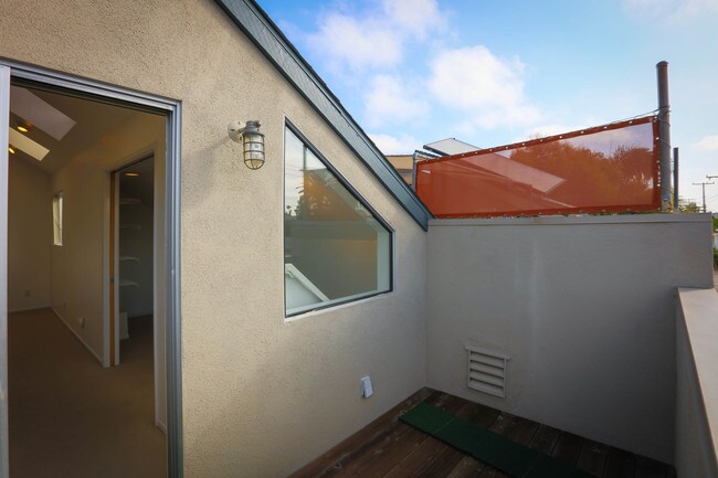 balcony - 3016 Ruskin St