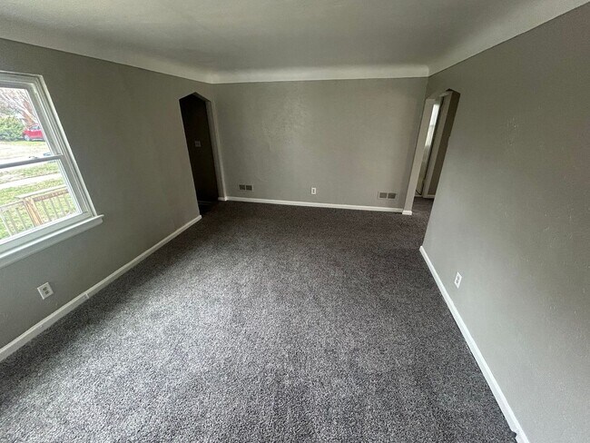 Building Photo - Charming 3-Bedroom Home Near North Toledo