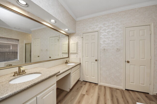 Building Photo - 4418 Bermuda Dr