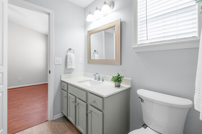 Building Photo - 558 Calen Ln