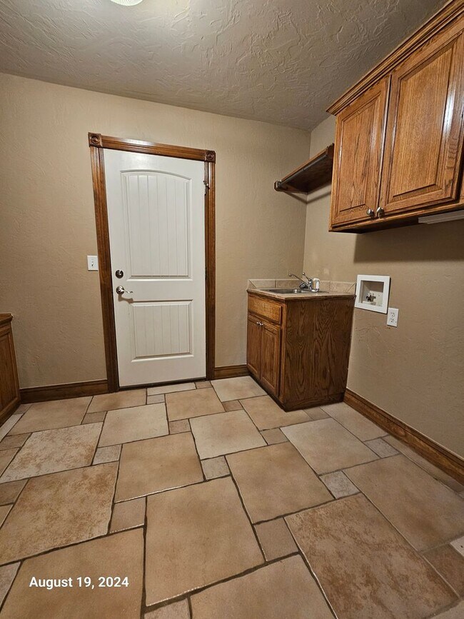 Building Photo - 3 (Bed)/2.5 (Bath) w/ Storm Shelter and Po...