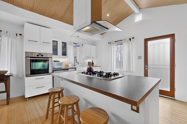 Building Photo - 1640 Stanford Dr SE