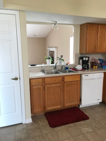 Kitchen with Pantry - 582 Redfox Ct N