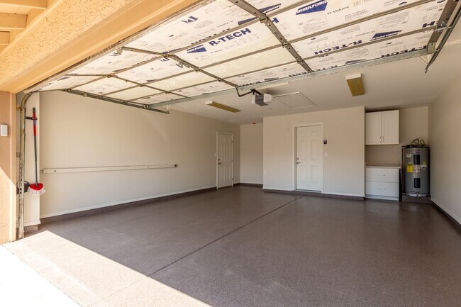 Building Photo - 945 N Pasadena