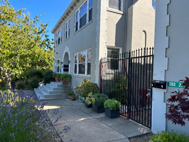 Building Photo - 203 Howard St