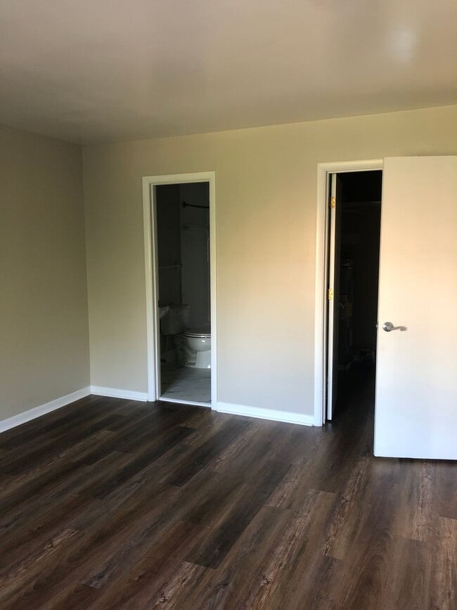 Building Photo - Walk to Vandy and Hillsboro Village, 1 Bed/1 Bath at the Villager West, Top Floor and Newly Renov...