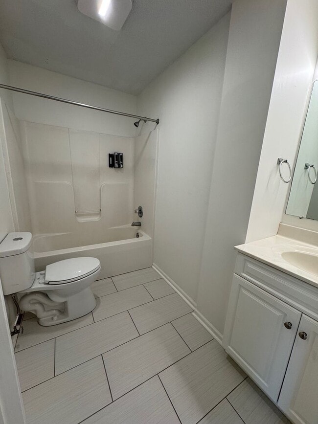 Building Photo - 3 Bedroom 2.5 Bath Townhouse with Full Unf...