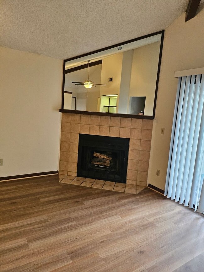 Building Photo - $1150 - 2/2 -Jefferson Square - Updated Unit!