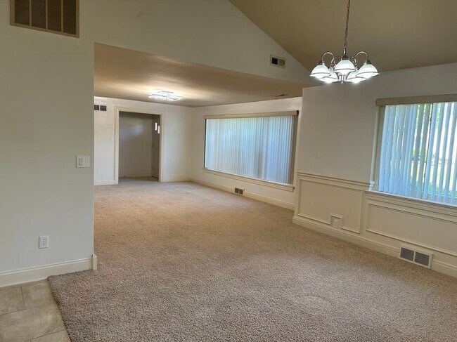 Building Photo - 111 Lynnwood Dr