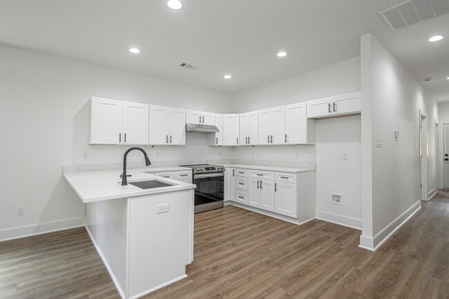 Building Photo - 324 S Schiller St
