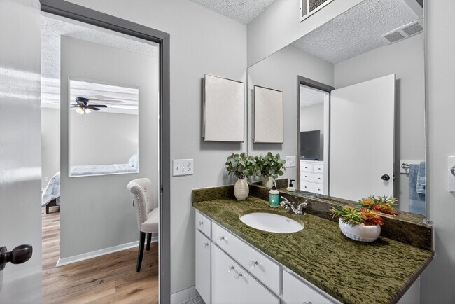 Building Photo - 5 Dorchester Ct