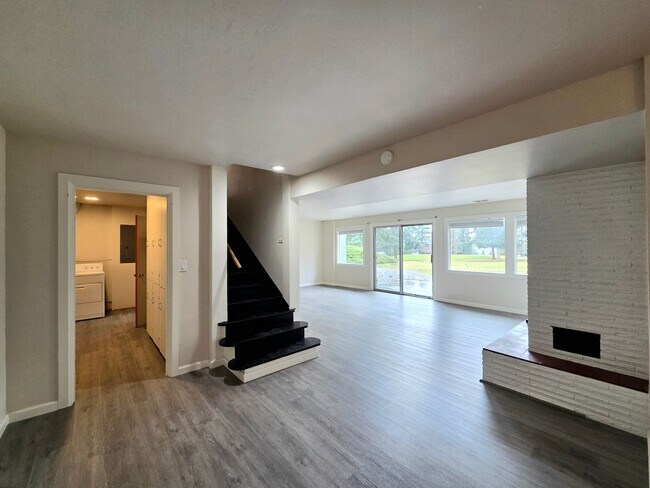 Building Photo - 4 Bed, 2 Bath -- Newly Renovated -- Home on Wenatchee Golf & Country Club's 16th Fairway**